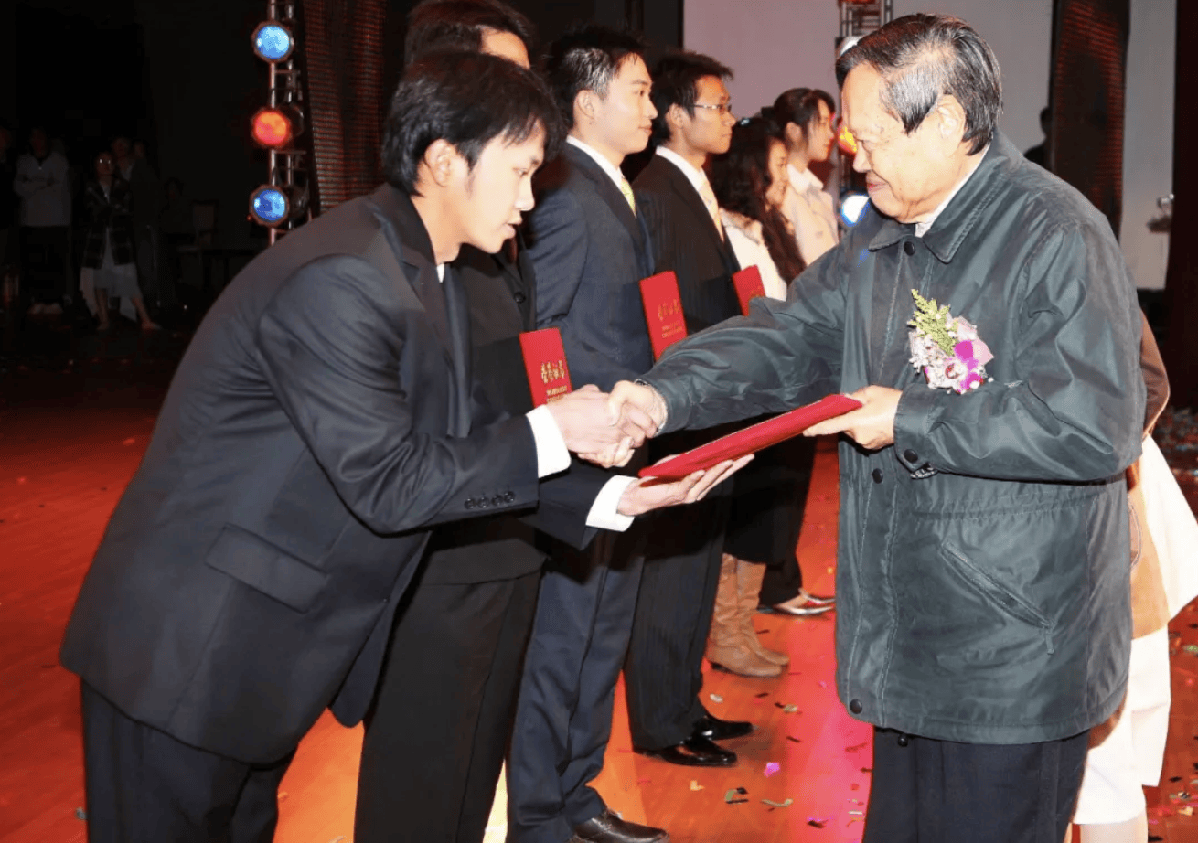 杨振宁为什么连续32年担任东莞理工学院名誉校长<strong></p>
<p>中国石化中原油田</strong>？