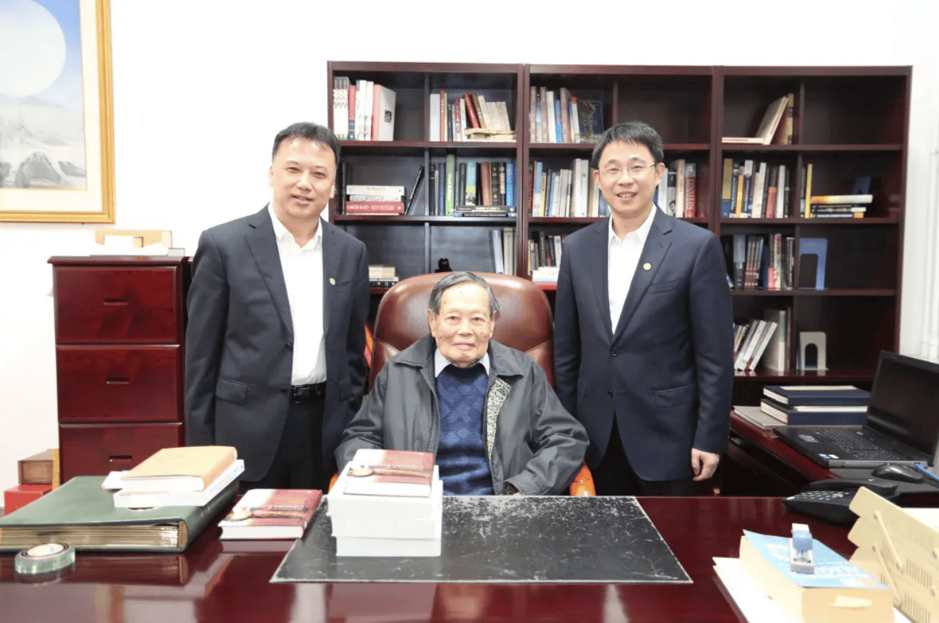 杨振宁为什么连续32年担任东莞理工学院名誉校长<strong></p>
<p>中国石化中原油田</strong>？