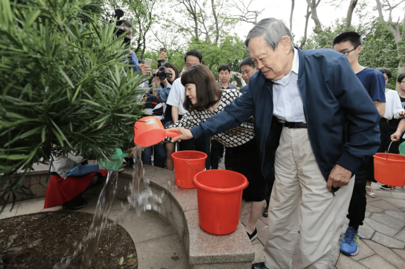 杨振宁为什么连续32年担任东莞理工学院名誉校长<strong></p>
<p>中国石化中原油田</strong>？