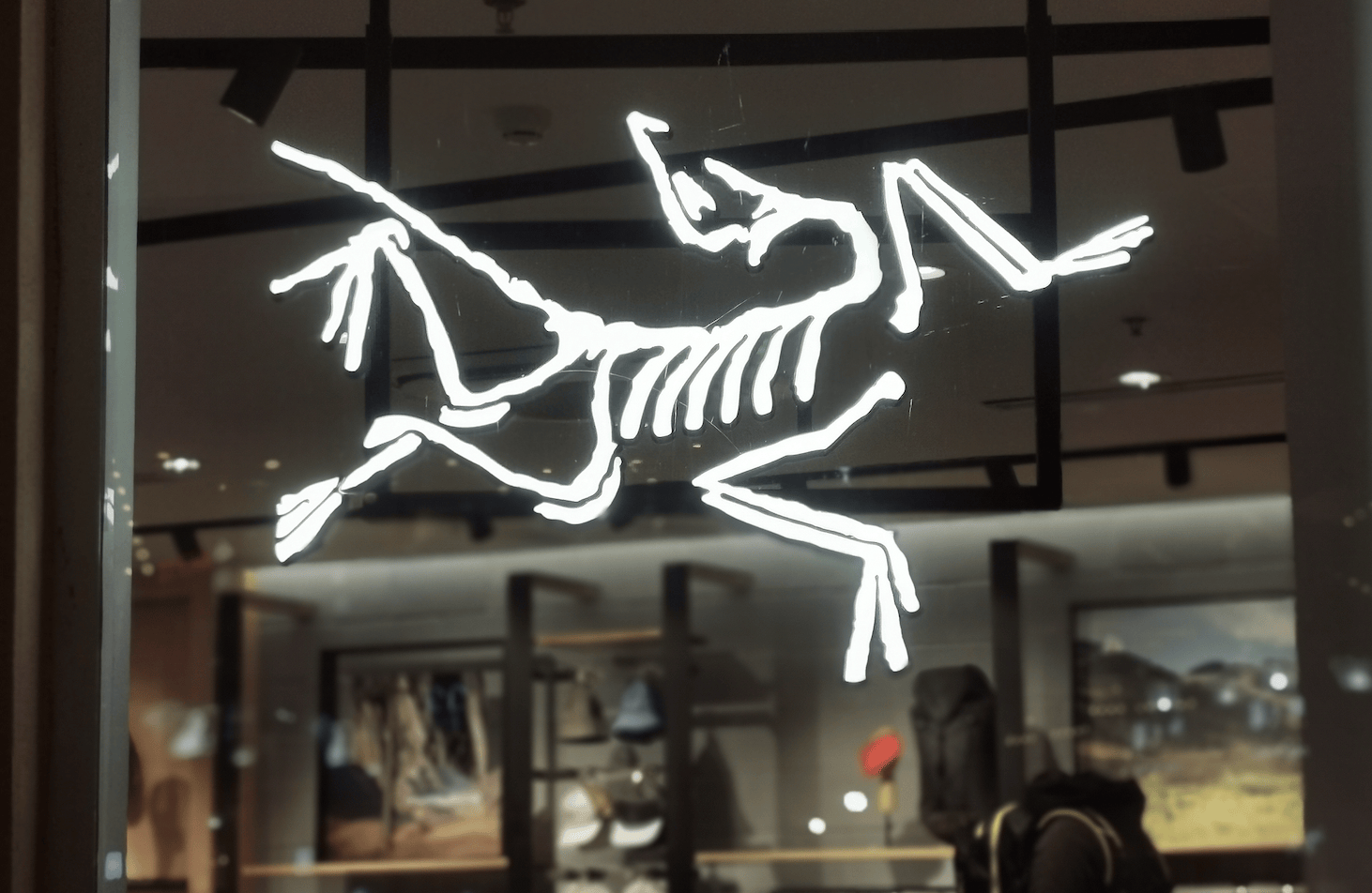 “烟花秀”之后<strong></p>
<p>中国石化中原油田</strong>，始祖鸟大中华区总经理佘移峰离职