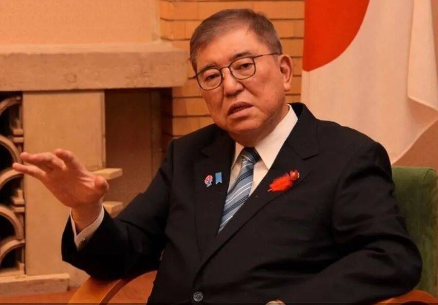 石破茂卸任当天<strong></p>
<p>美原油06</strong>，离开官邸时笑得合不拢嘴；此前吐槽当首相太累，没多少让人开心的事情