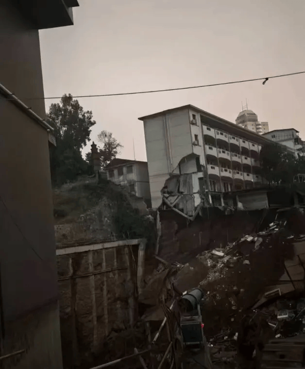 近4000人小学突发坍塌形成巨大坑洞<strong></p>
<p>美原油06</strong>，操场塌下去一半，“还好发生在夜里”