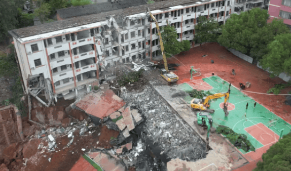 近4000人小学突发坍塌形成巨大坑洞<strong></p>
<p>美原油06</strong>，操场塌下去一半，“还好发生在夜里”