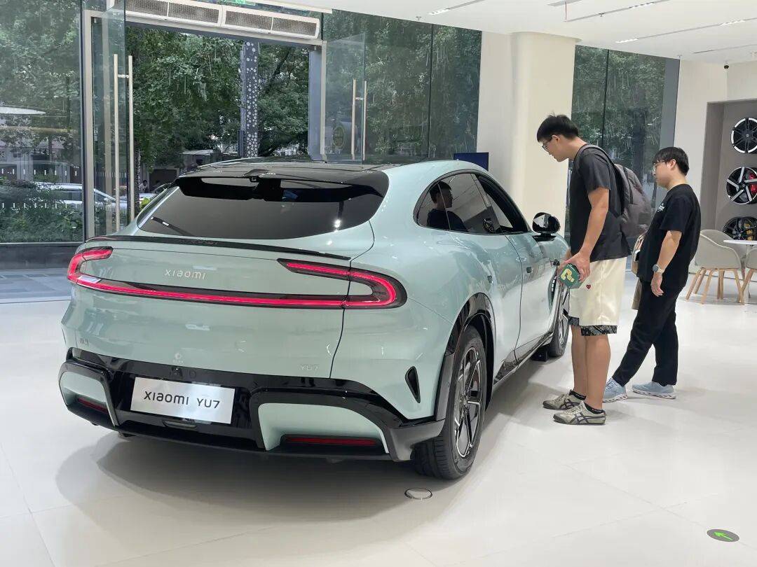 车轮飞滚十余米!武汉小米SU7断轴撞护栏<strong></p>
<p>美原油06</strong>,一月内两起脱落事故,官方回应仍含糊