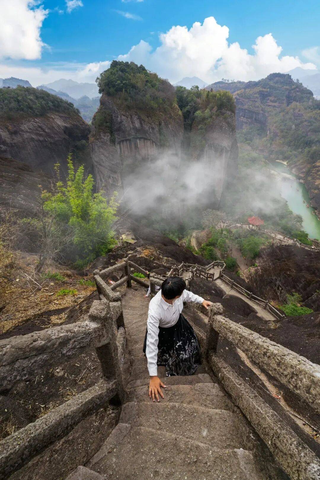 为什么年轻人迷上了爬山? | 秋高气爽<strong></p>
<p>美原油06</strong>,是时候出发了→