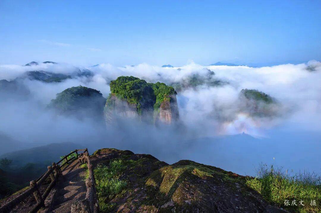 为什么年轻人迷上了爬山? | 秋高气爽<strong></p>
<p>美原油06</strong>,是时候出发了→