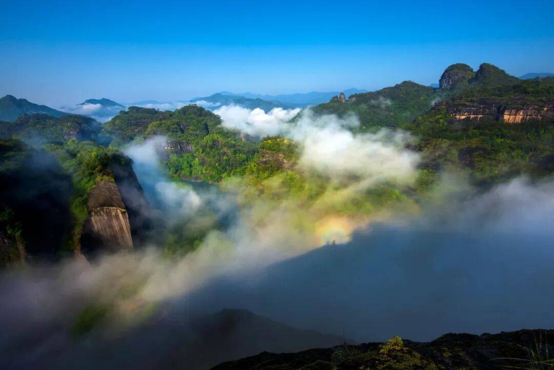 为什么年轻人迷上了爬山? | 秋高气爽<strong></p>
<p>美原油06</strong>,是时候出发了→