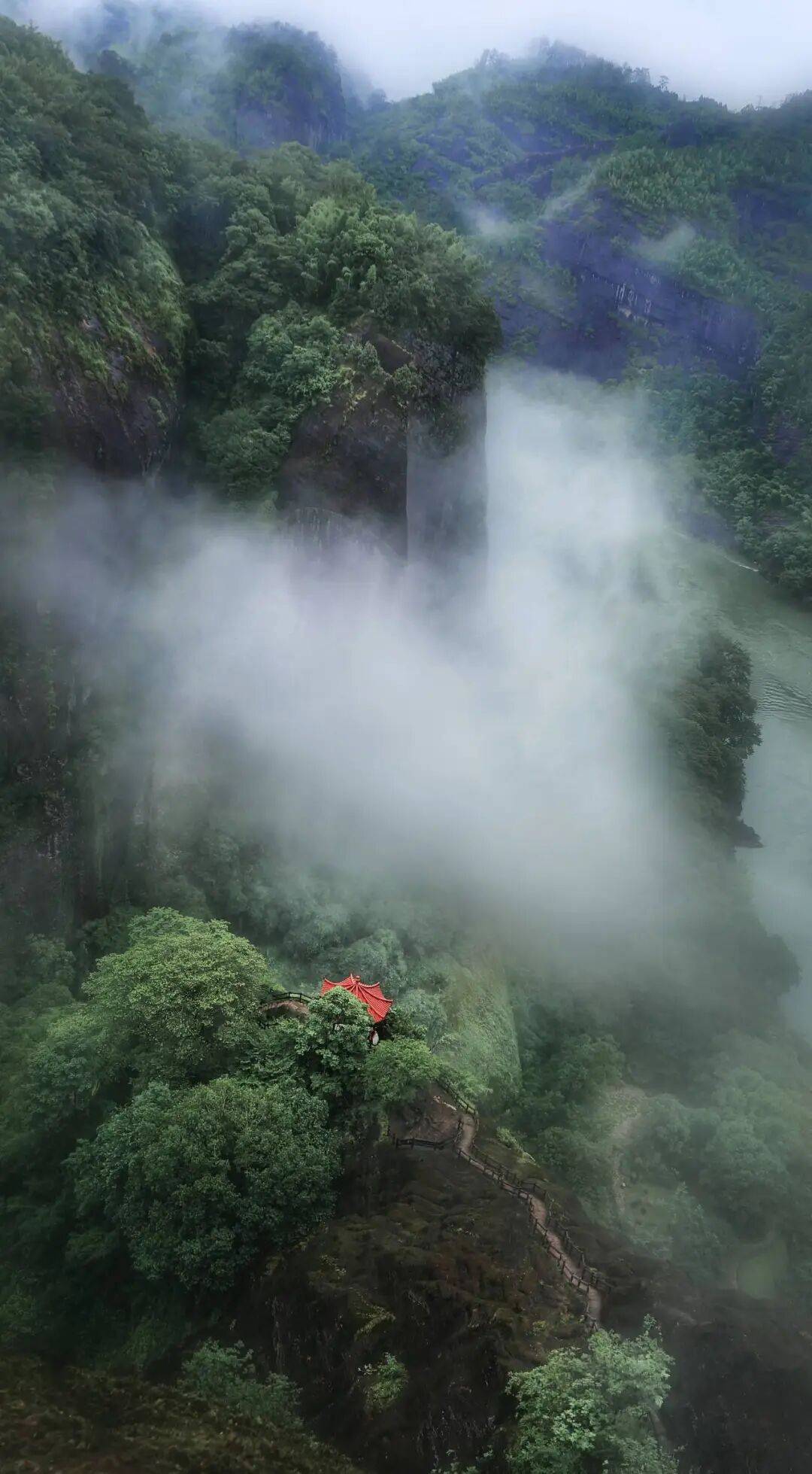 为什么年轻人迷上了爬山? | 秋高气爽<strong></p>
<p>美原油06</strong>,是时候出发了→