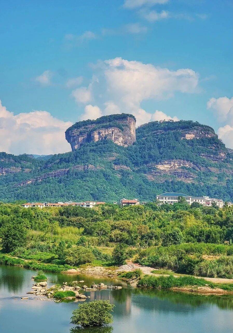 为什么年轻人迷上了爬山? | 秋高气爽<strong></p>
<p>美原油06</strong>,是时候出发了→