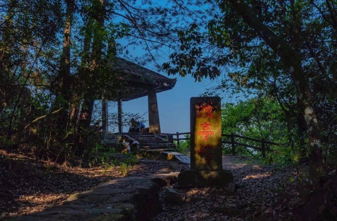 为什么年轻人迷上了爬山? | 秋高气爽<strong></p>
<p>美原油06</strong>,是时候出发了→