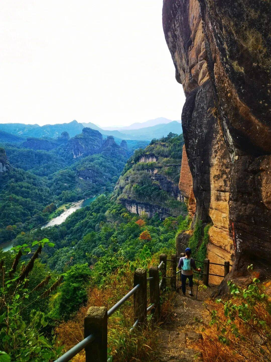 为什么年轻人迷上了爬山? | 秋高气爽<strong></p>
<p>美原油06</strong>,是时候出发了→