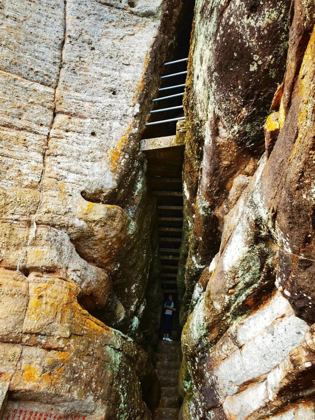 为什么年轻人迷上了爬山? | 秋高气爽<strong></p>
<p>美原油06</strong>,是时候出发了→