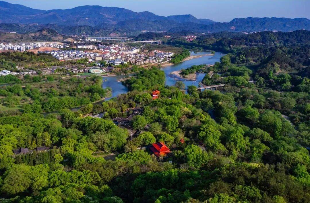 为什么年轻人迷上了爬山? | 秋高气爽<strong></p>
<p>美原油06</strong>,是时候出发了→