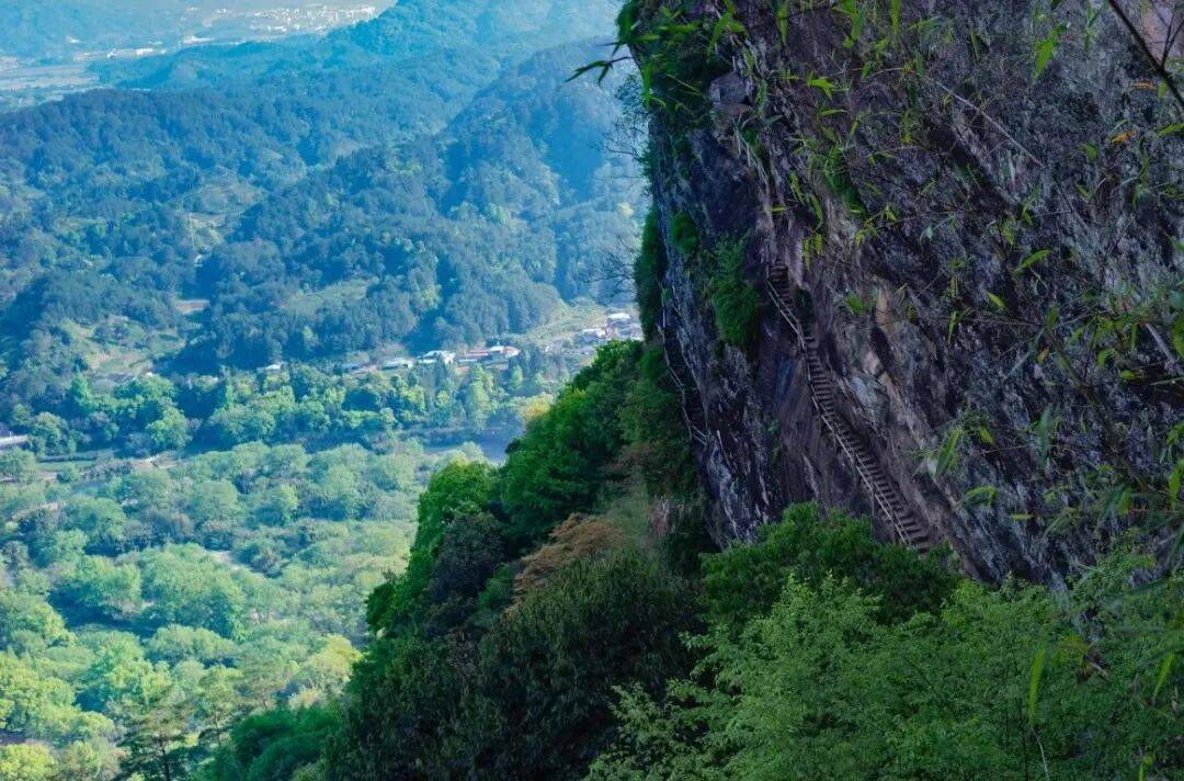 为什么年轻人迷上了爬山? | 秋高气爽<strong></p>
<p>美原油06</strong>,是时候出发了→