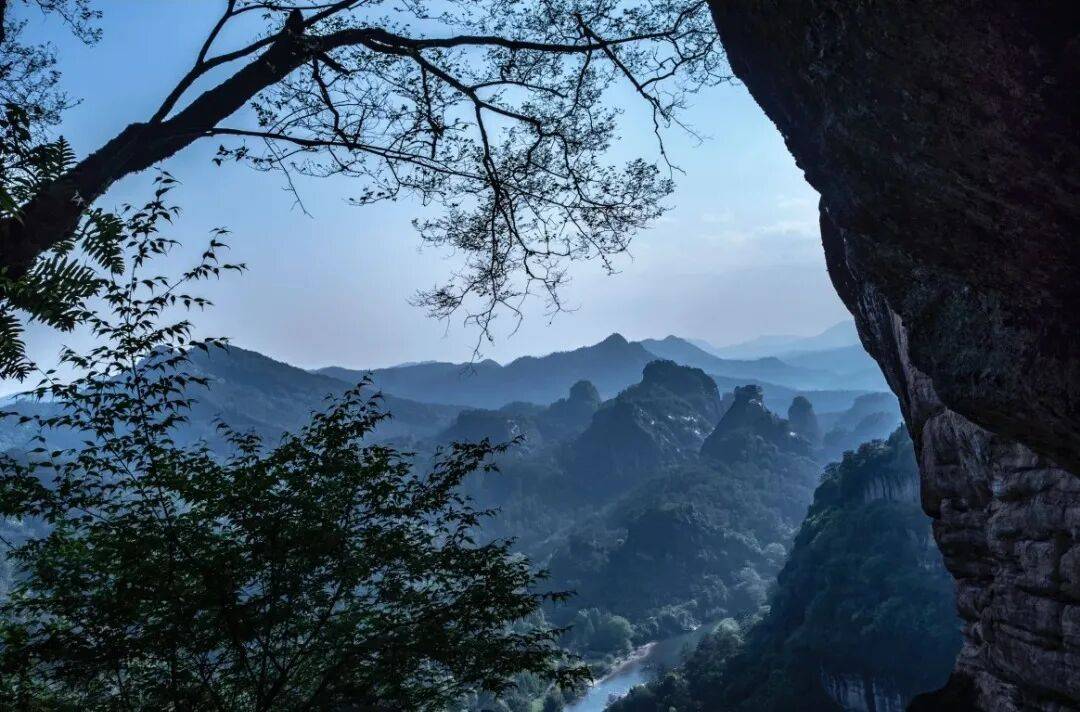 为什么年轻人迷上了爬山? | 秋高气爽<strong></p>
<p>美原油06</strong>,是时候出发了→