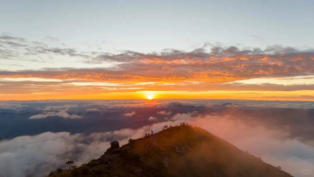 为什么年轻人迷上了爬山? | 秋高气爽<strong></p>
<p>美原油06</strong>,是时候出发了→