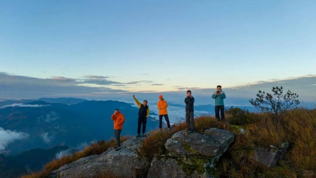 为什么年轻人迷上了爬山? | 秋高气爽<strong></p>
<p>美原油06</strong>,是时候出发了→