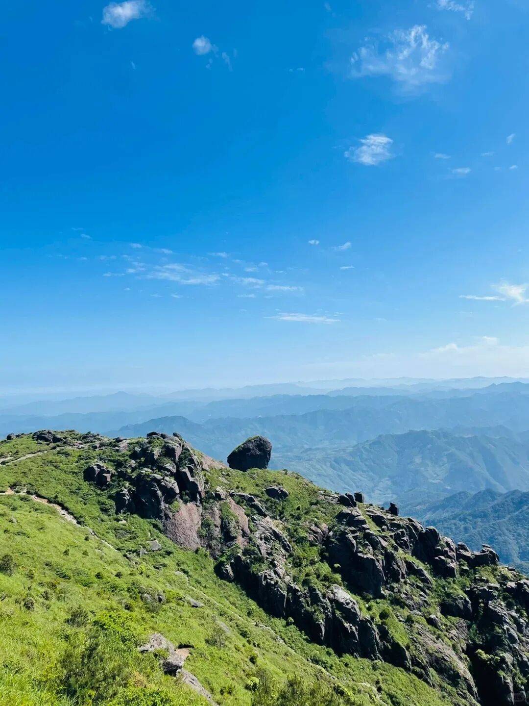 为什么年轻人迷上了爬山? | 秋高气爽<strong></p>
<p>美原油06</strong>,是时候出发了→