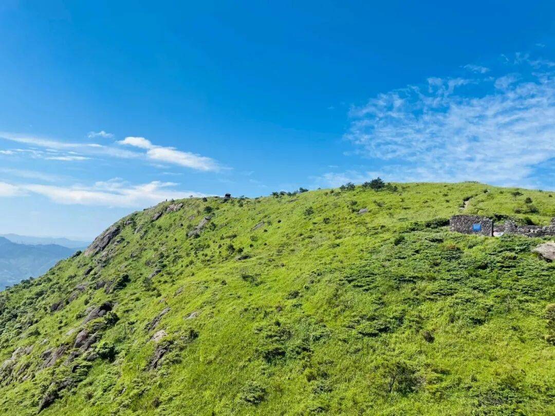 为什么年轻人迷上了爬山? | 秋高气爽<strong></p>
<p>美原油06</strong>,是时候出发了→