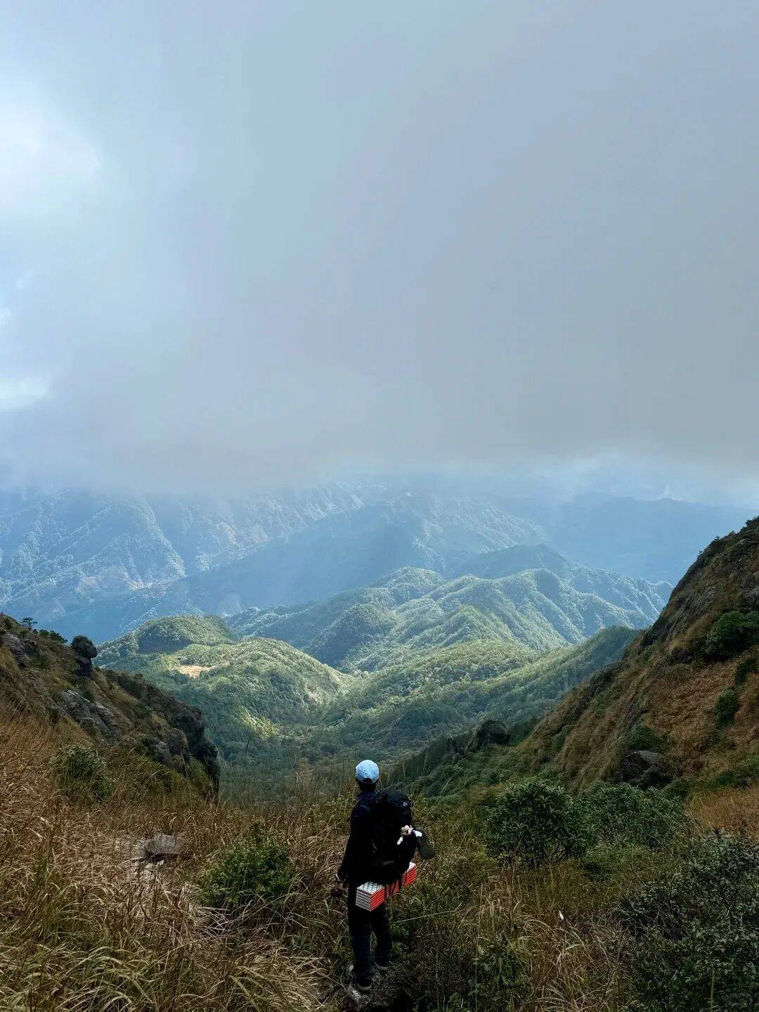 为什么年轻人迷上了爬山? | 秋高气爽<strong></p>
<p>美原油06</strong>,是时候出发了→