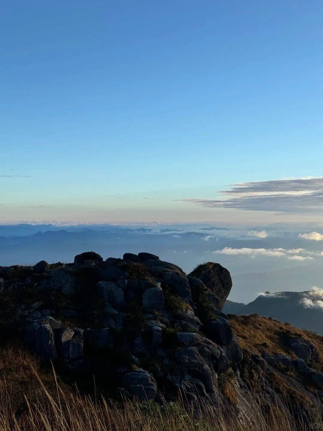 为什么年轻人迷上了爬山? | 秋高气爽<strong></p>
<p>美原油06</strong>,是时候出发了→