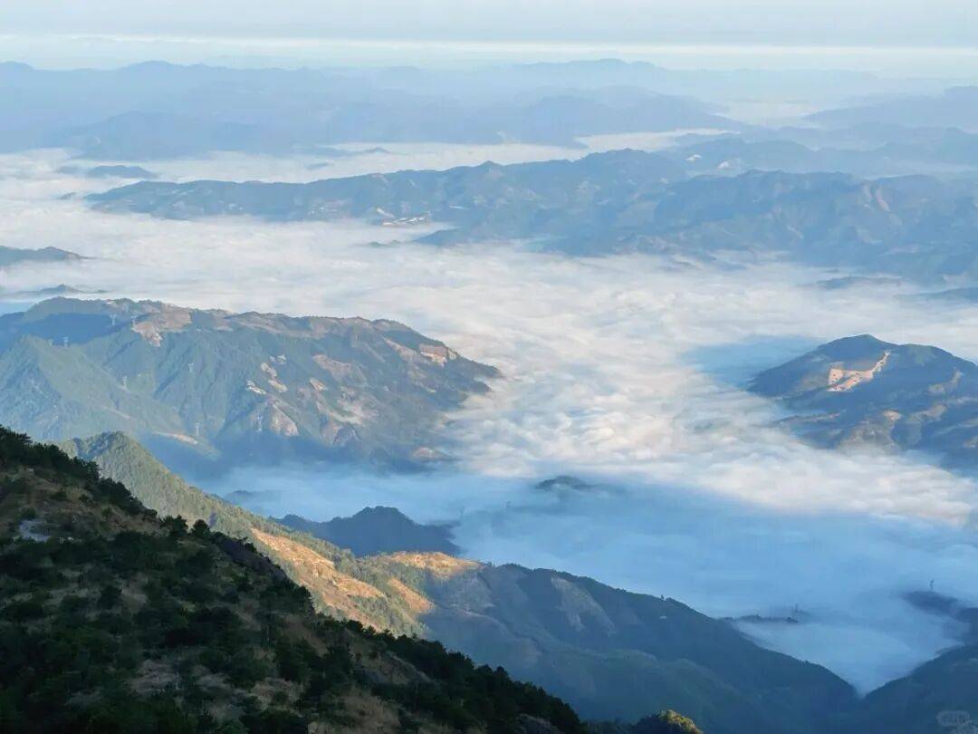 为什么年轻人迷上了爬山? | 秋高气爽<strong></p>
<p>美原油06</strong>,是时候出发了→