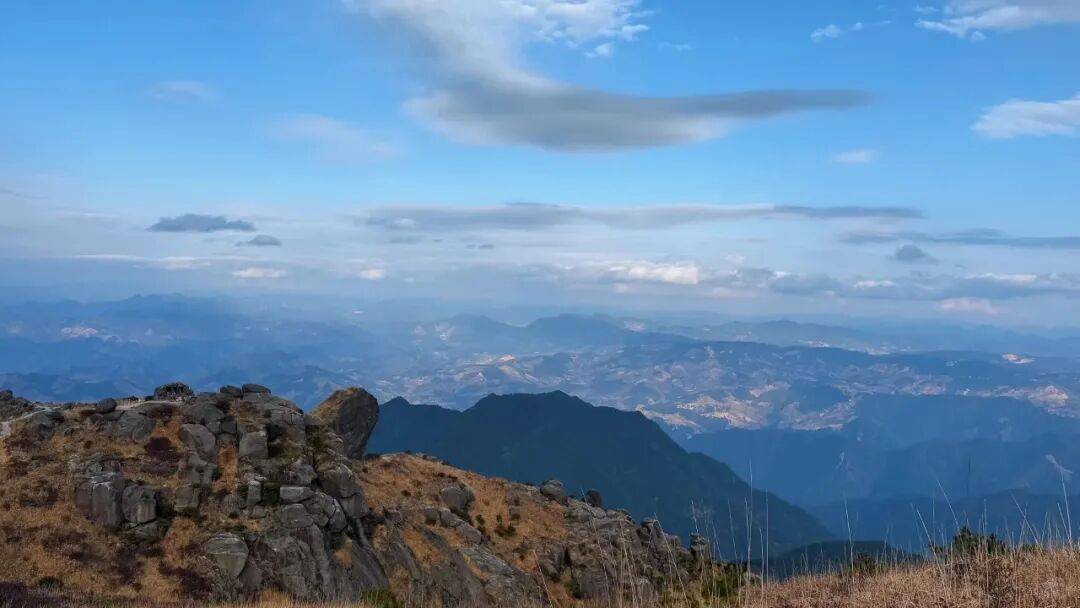 为什么年轻人迷上了爬山? | 秋高气爽<strong></p>
<p>美原油06</strong>,是时候出发了→