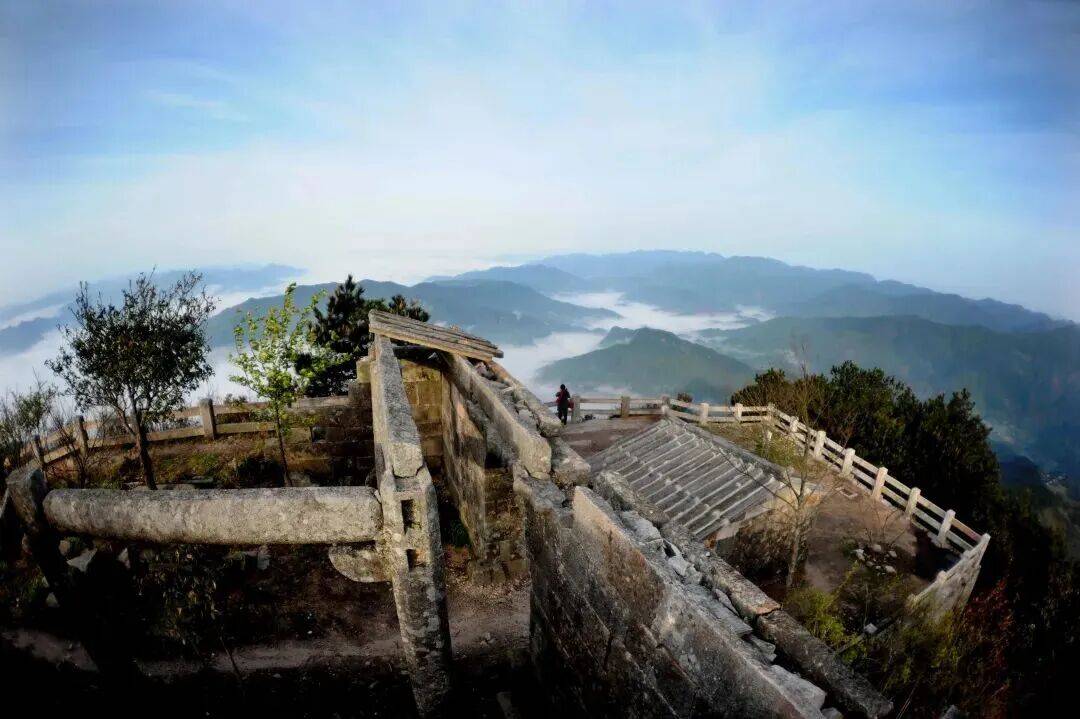 为什么年轻人迷上了爬山? | 秋高气爽<strong></p>
<p>美原油06</strong>,是时候出发了→