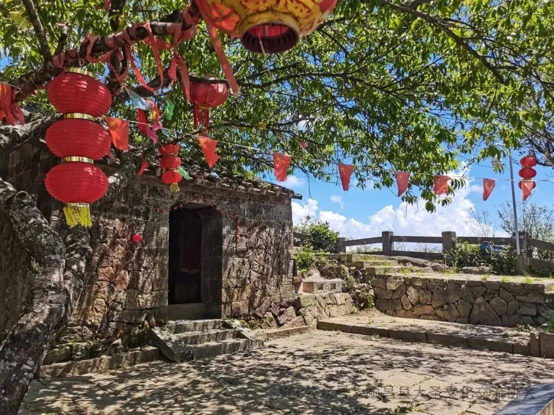 为什么年轻人迷上了爬山? | 秋高气爽<strong></p>
<p>美原油06</strong>,是时候出发了→