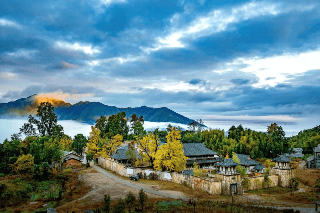 为什么年轻人迷上了爬山? | 秋高气爽<strong></p>
<p>美原油06</strong>,是时候出发了→