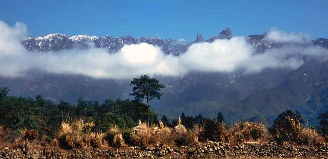 为什么年轻人迷上了爬山? | 秋高气爽<strong></p>
<p>美原油06</strong>,是时候出发了→