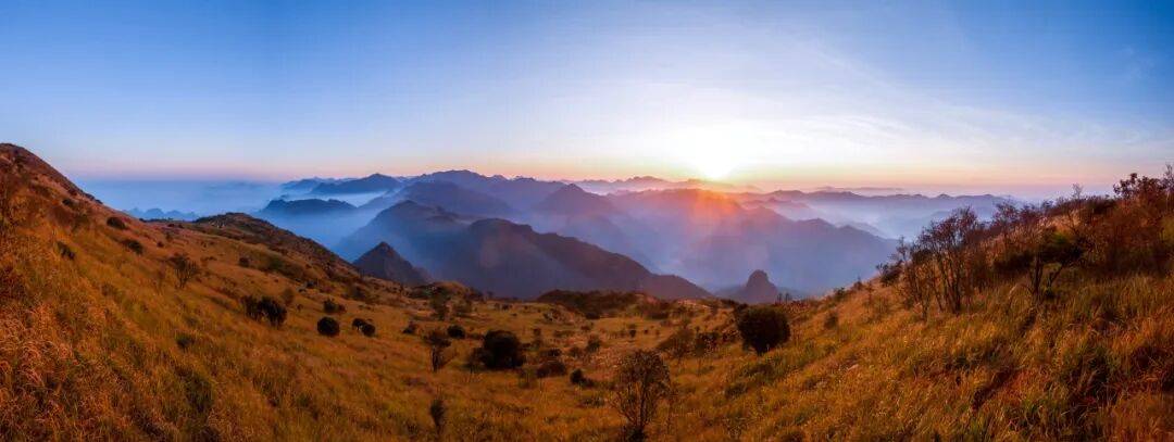 为什么年轻人迷上了爬山? | 秋高气爽<strong></p>
<p>美原油06</strong>,是时候出发了→