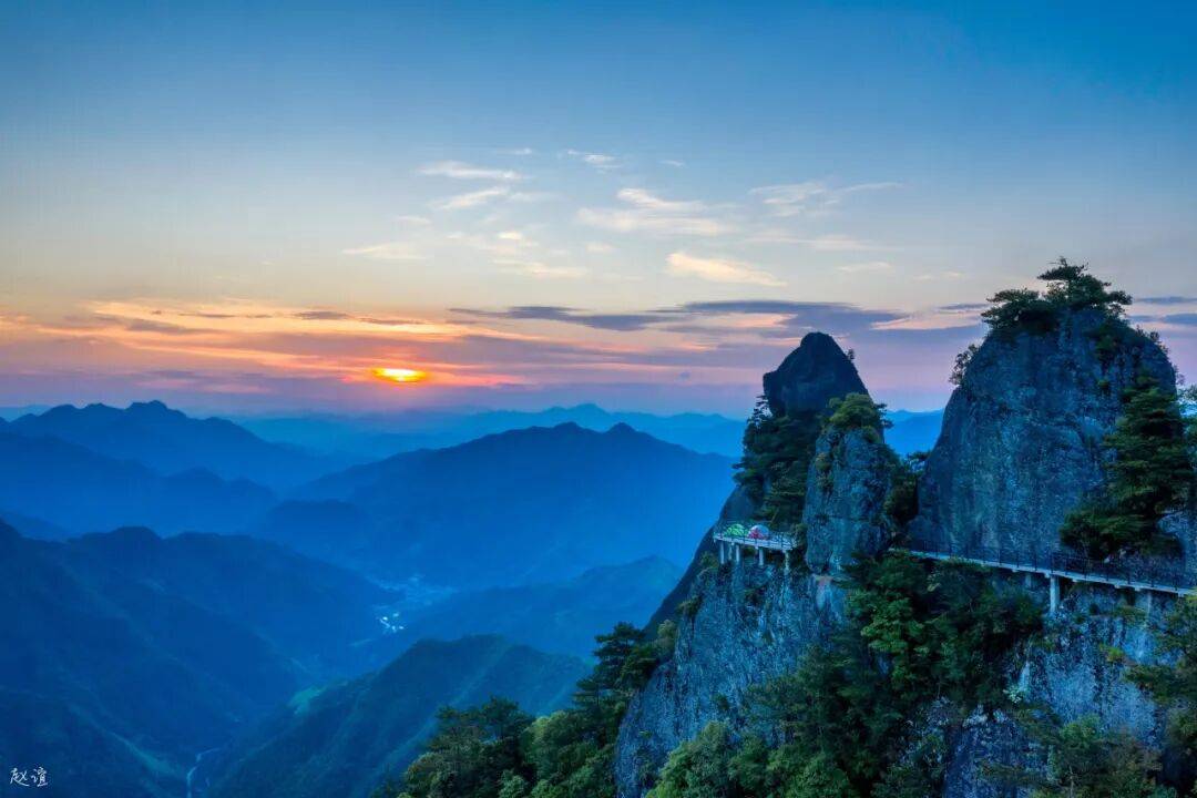 为什么年轻人迷上了爬山? | 秋高气爽<strong></p>
<p>美原油06</strong>,是时候出发了→