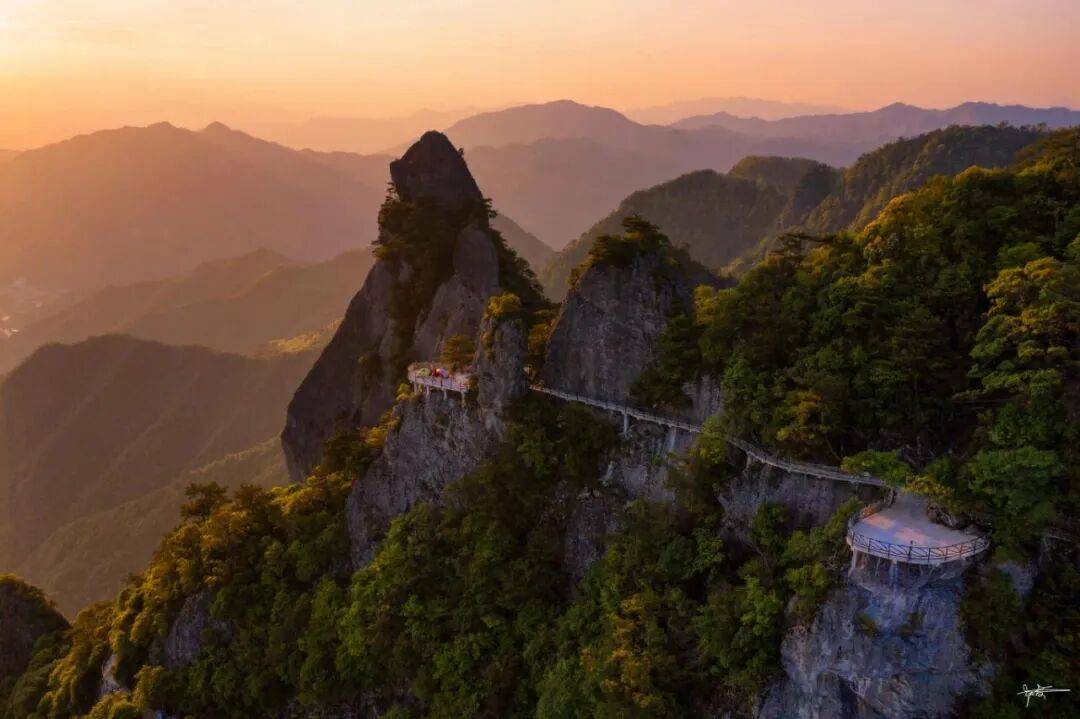 为什么年轻人迷上了爬山? | 秋高气爽<strong></p>
<p>美原油06</strong>,是时候出发了→