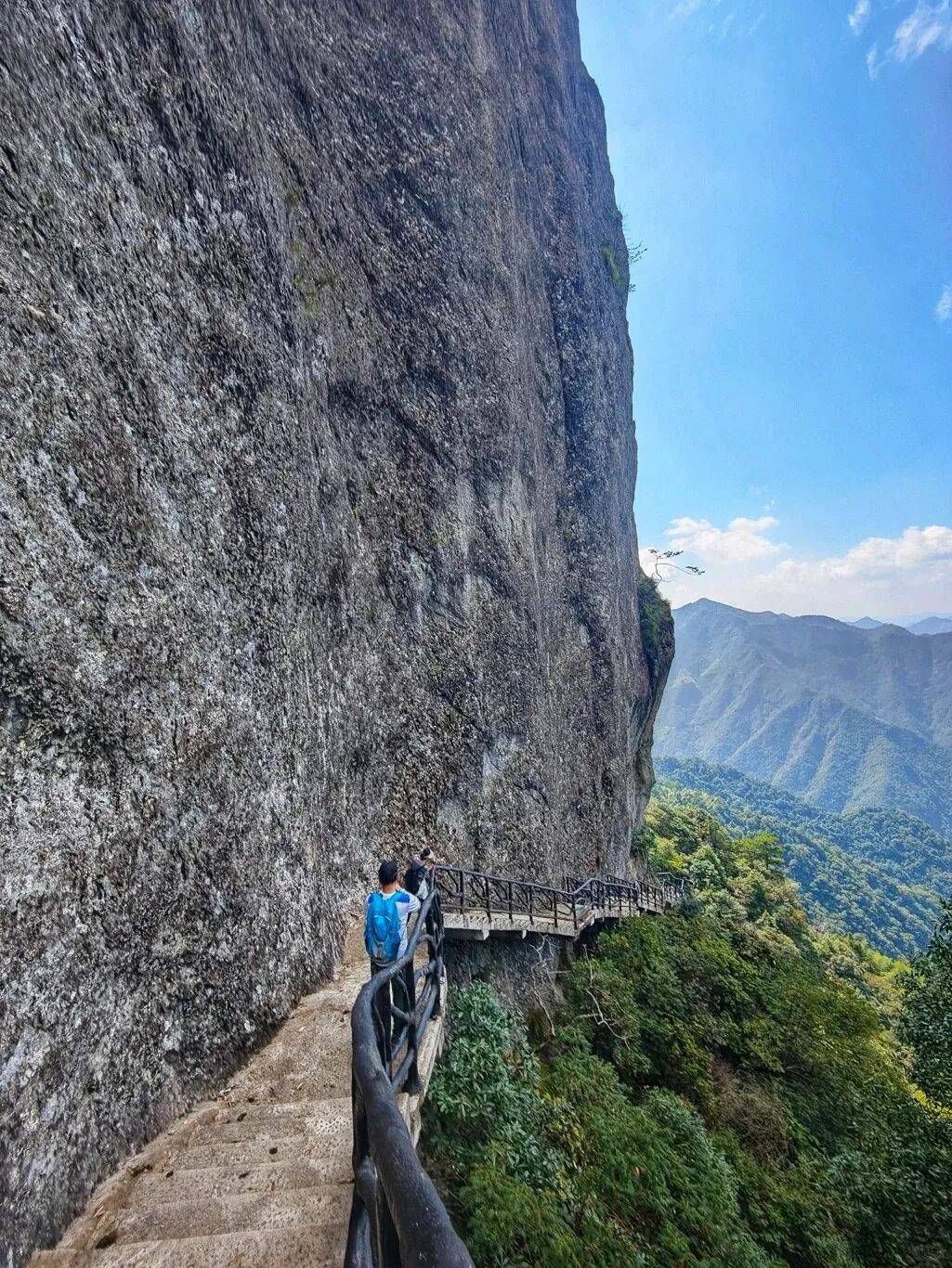 为什么年轻人迷上了爬山? | 秋高气爽<strong></p>
<p>美原油06</strong>,是时候出发了→