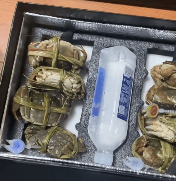 消费者花400元买到臭蟹客服建议蘸醋吃<strong></p>
<p>美原油06</strong>，“包退包赔”的售后执行严苛，网红蟹太太信任危机凸显，被协会除名屡遭行政处罚