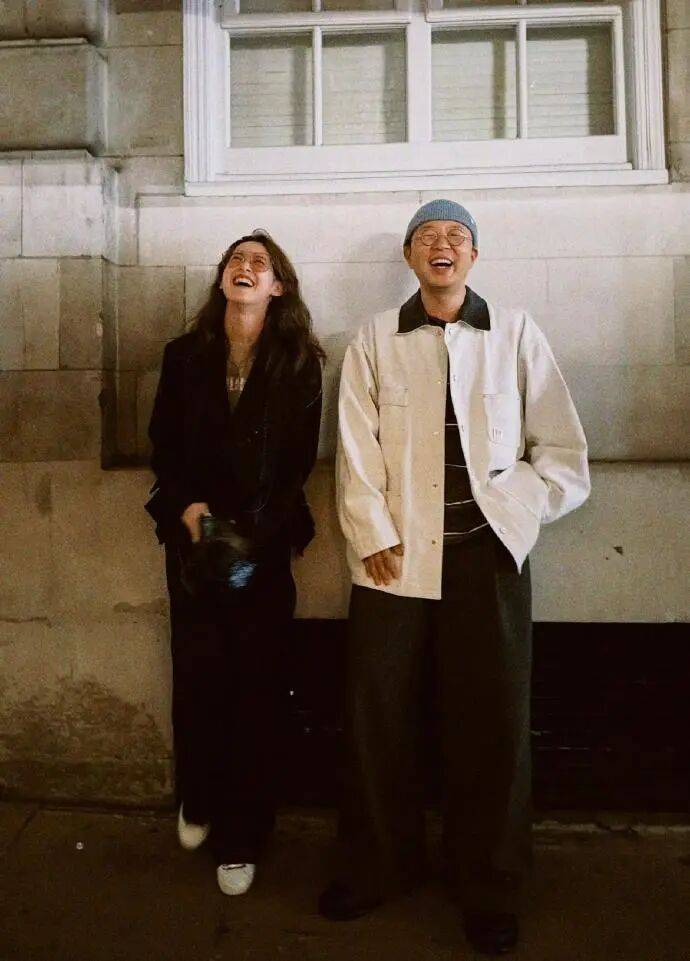 杜海涛章泽天伦敦看展合影<strong></p>
<p>美原油现货</strong>,网友直呼神奇:没想到他俩还认识