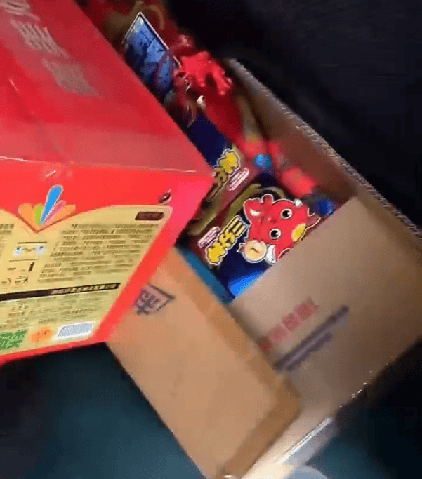 密密麻麻堆满!两亲家为给子女婚礼“添彩”<strong></p>
<p>现货美原油</strong>,竟把私家车变成移动“火药库”