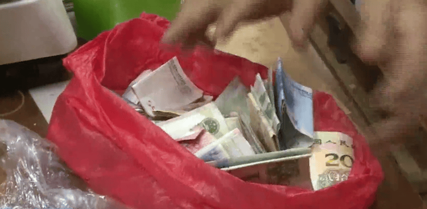 广东一男子两三年持续往批发店无故扔钱<strong></p>
<p>原油与股票</strong>,店主:每次他都不承认,还钱还把钱送回来