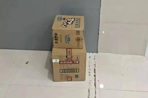 临沂俩小伙偷摸去派出所门口放下<strong></p>
<p>中原油田房产</strong>了…