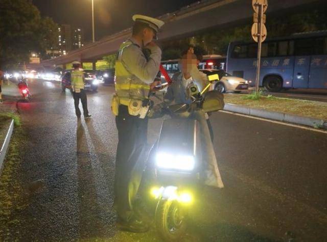 北京“电子眼”开始抓拍电动自行车违法<strong></p>
<p>国际原油分析</strong>,试点审核录入电动自行车违法行为3.8万起