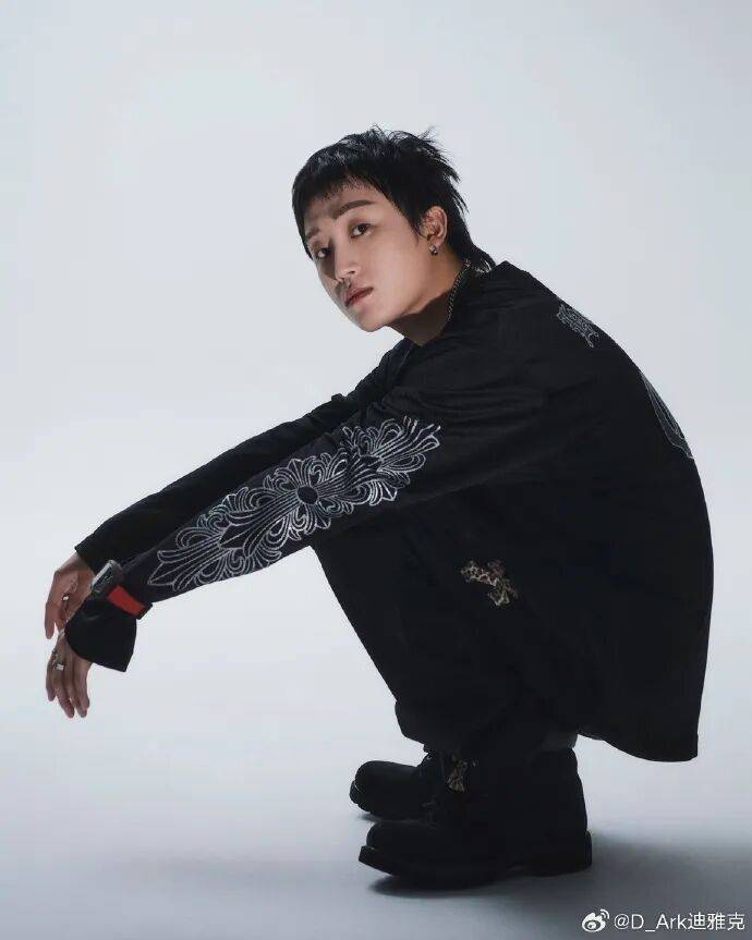 中国男歌手涉毒被捕<strong></p>
<p>原油木</strong>!