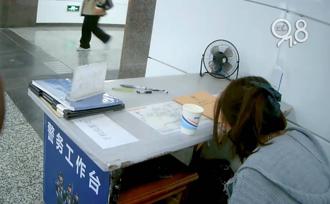 杭州地铁内<strong></p>
<p>怎么炒原油</strong>,女乘客突然崩溃大哭!紧接着……这一幕被拍下