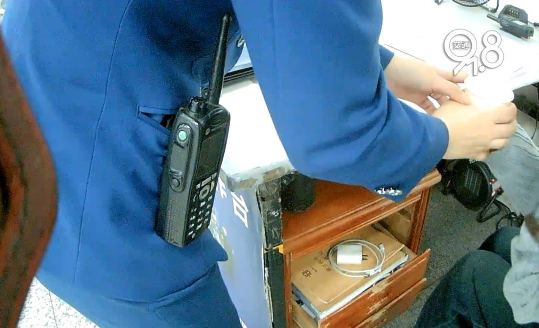 杭州地铁内<strong></p>
<p>怎么炒原油</strong>,女乘客突然崩溃大哭!紧接着……这一幕被拍下