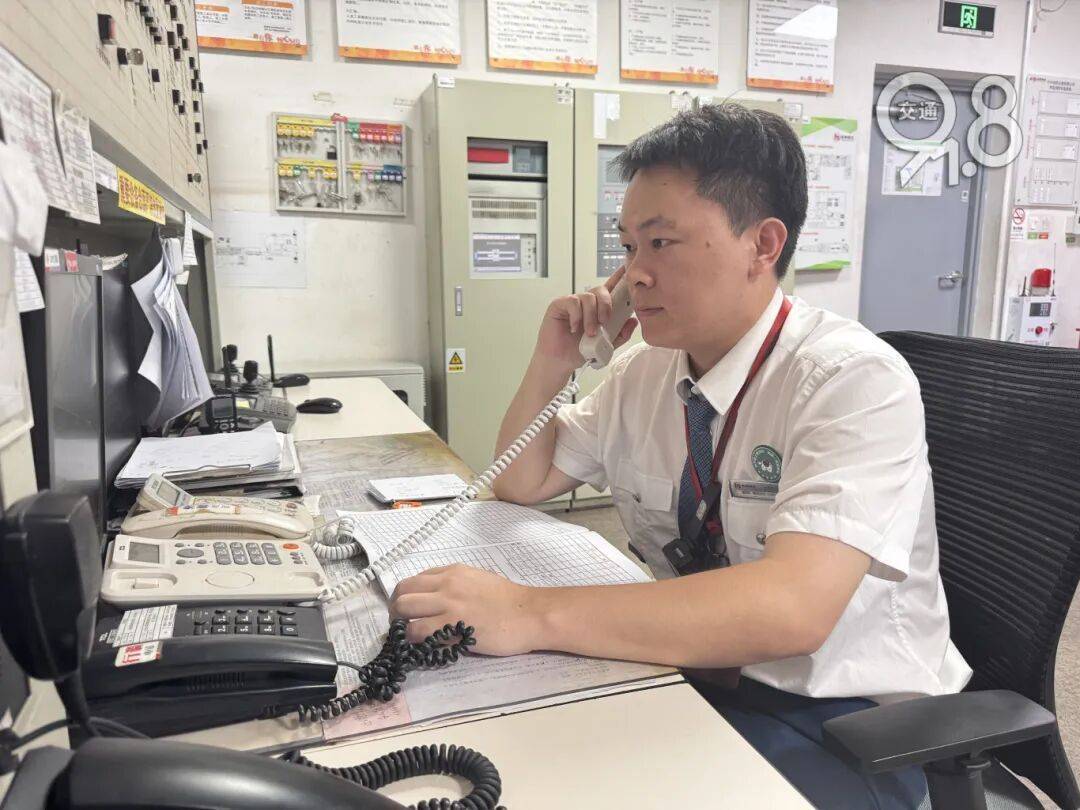 杭州地铁内<strong></p>
<p>怎么炒原油</strong>,女乘客突然崩溃大哭!紧接着……这一幕被拍下