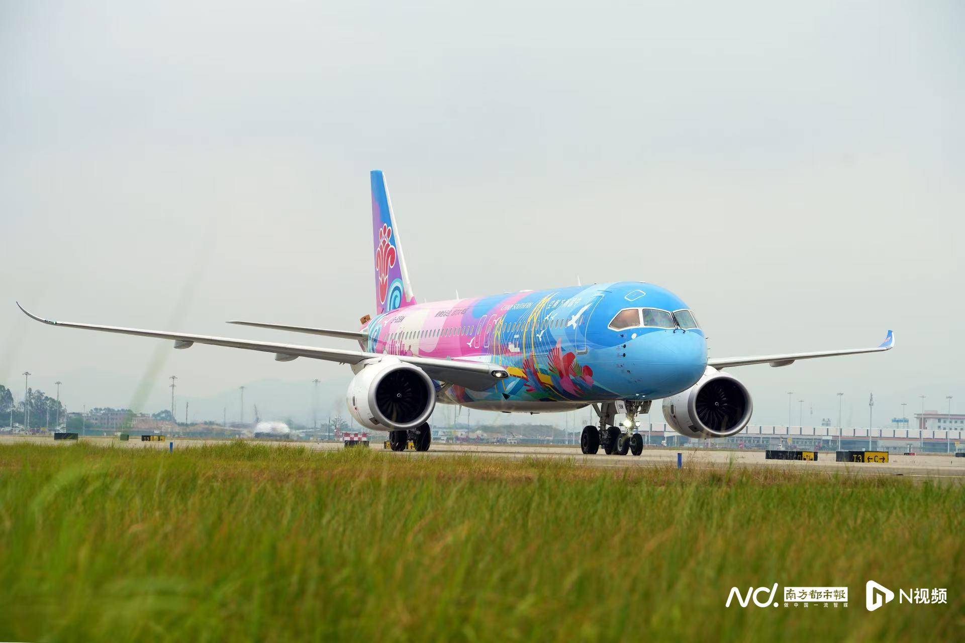 广州白云机场起飞<strong></p>
<p>上海证券</strong>!国内首架C919全运会主题彩绘机首航