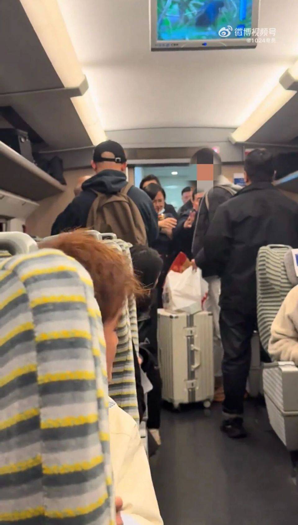 老年男子高铁上要求让座遭拒<strong></p>
<p>中信证券无券可融</strong>,反辱骂年轻乘客:“你是人吗?”