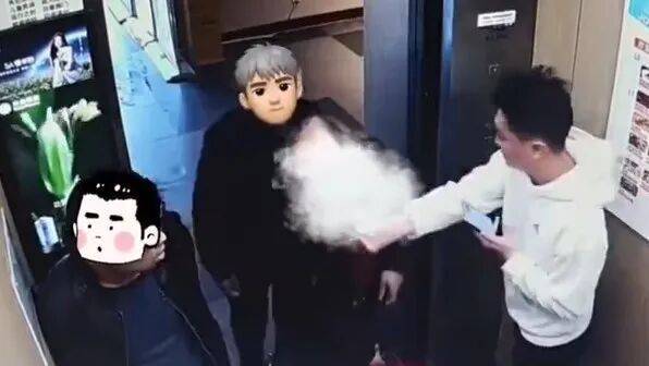 大叔叼着烟进电梯<strong></p>
<p>广发证券手机版just</strong>,小伙果断出手!网友点赞