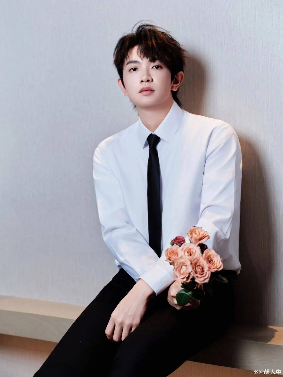 知名男歌手<strong></p>
<p>广发证券手机版just</strong>,杭州演唱会延迟50分钟,反手 “买一送一”:明年免费加场