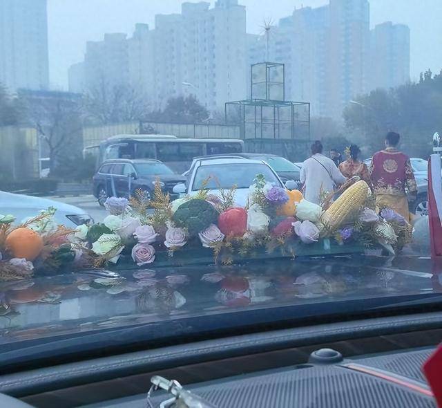 河北一对新人结婚遭拦车索要50条香烟<strong></p>
<p>广发证券手机版just</strong>,街道办接线员称“拦婚车较常见,不拦反而不好”